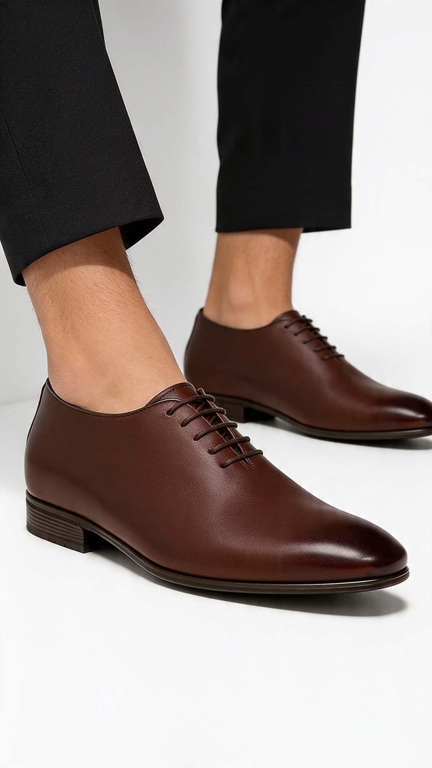 Outfit công sở nam với quần tây và giày đế ẩn